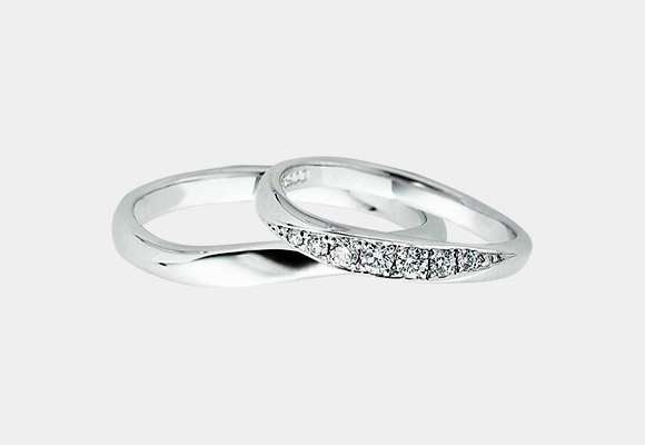 妻の結婚指輪の方が、夫の指輪に比べて少しだけ高め