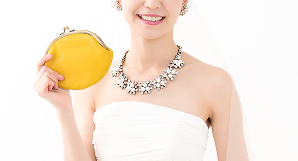 「結婚式や結婚指輪にかける費用は?」の画像