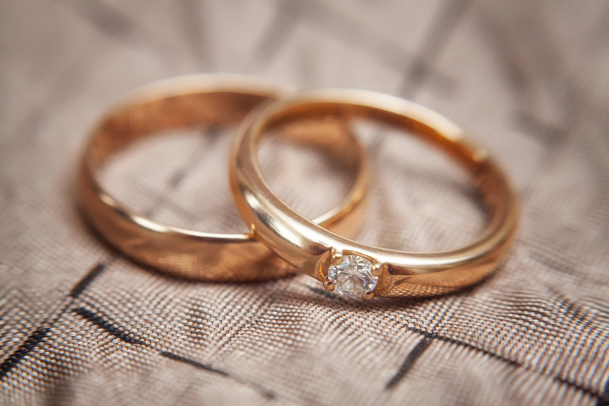 ゴールドの結婚指輪って？カラーバリエーション豊富で強度もバツグン | 結婚指輪ランキング